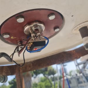 חיבורים חשמליים על דוד שמש עם חוטים וכבלים