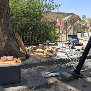 כלי עבודה חשמליים, כבלים ומקדחה על הקרקע