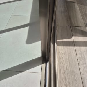 מסילה של תריסים על רצפה עם אור שמש