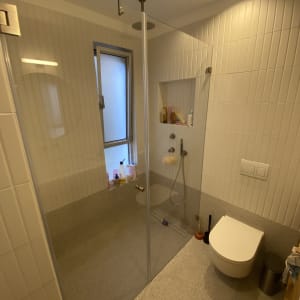 מקלחון זכוכית שקוף עם מנגנון הזזה בחדר רחצה מודרני