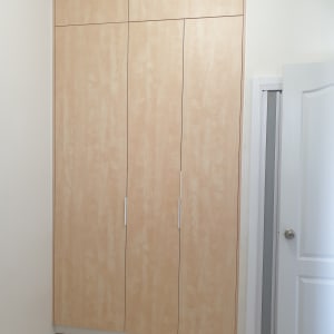 ארון עץ עם דלתות סגורות בחדר