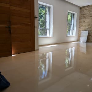 רצפה מבריקה עם השתקפות חלונות פתוחים