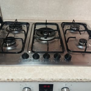 כיריים גז מנירוסטה בעלות חמישה מבערים מותקנות במטבח