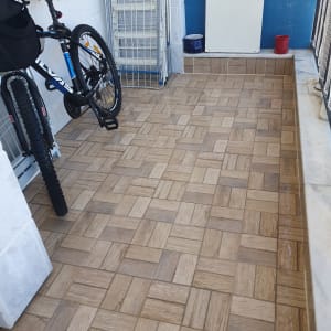 רצפה נקייה עם דלי אדום ומים