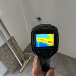 מצלמה תרמית מציגה אזור חם על הקיר