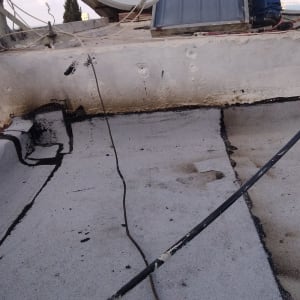 גג אטום עם זפת שחורה וחיבורים אטומים