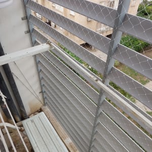 רשת מתכת מותקנת על מרפסת למניעת כניסת יונים