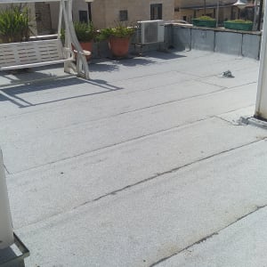 גג אטום עם יריעות ביטומניות אפורות