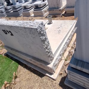 מצבות לבנות עם כיתוב עברי בבית קברות