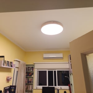חדר עם קירות צהובים ומנורה בתקרה