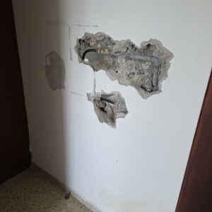 צנרת חשופה בקיר עם תיקון נדרש