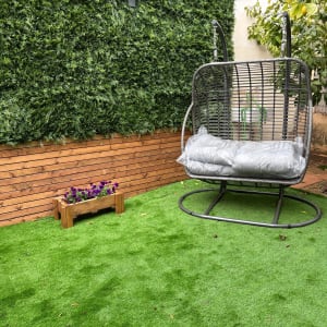 ערסל גינה עם כריות על דשא סינתטי