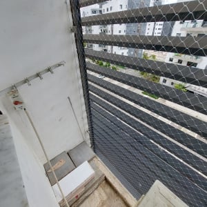 רשת מתכת מותקנת למניעת כניסת יונים למרפסת