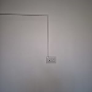 שקע חשמל מותקן על קיר לבן