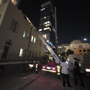 מנוף הרמה בלילה ליד בניין גבוה