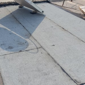 גג אטום ביריעות ביטומניות עם דוד שמש