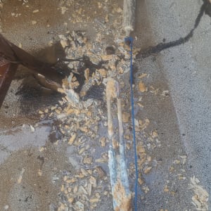 חלקי דוד שמש עם אבנית ופירורים על הקרקע