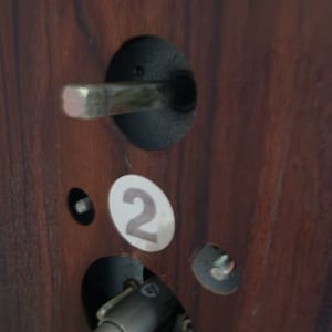 מנעול דלת עם בריחים ומספר 2