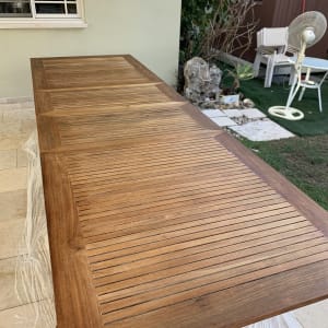 שולחן עץ בגינה עם כיסאות ומאוורר