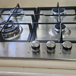 כיריים גז עם כפתורים במטבח
