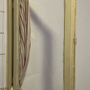 חלון עם זכוכית סדוקה במסגרת עץ ישנה