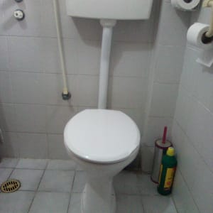 אסלה עם מיכל הדחה, ניקוזים וחומרי ניקוי