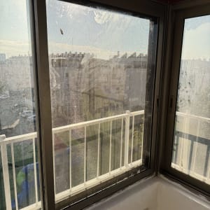 חלון זכוכית עם נוף חיצוני