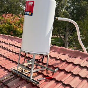 דוד שמש מותקן על גג רעפים אדום