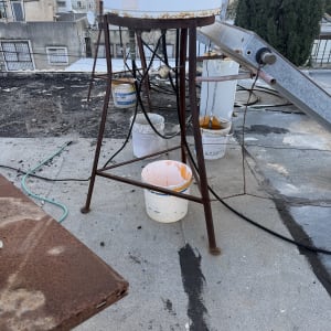 דלי צבע ומיכל על גג, קשור לאיטום