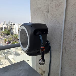 צינור מים מותקן על קיר מרפסת