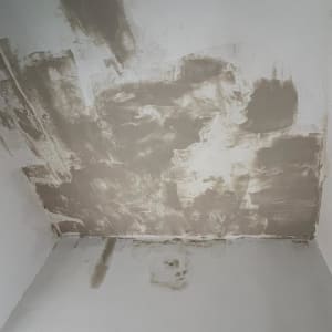 תקרה עם תיקוני צבע וטיח