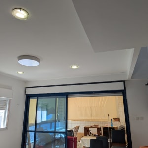 חדר עם דלת זכוכית, כיסאות ושולחן עבודה