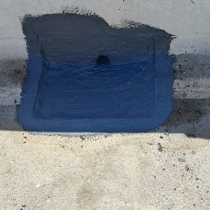 אזור אטום בחומר איטום כחול על קיר חיצוני