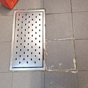 רצפה עם רשת ניקוז וכלי עבודה