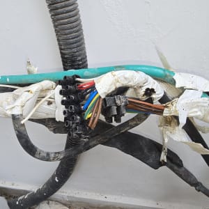 חוטי חשמל וצינורות מיזוג אוויר