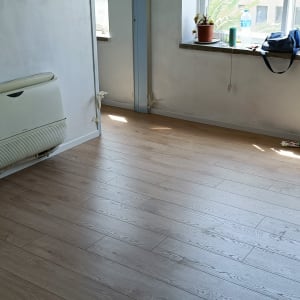 רצפת פרקט עץ בהירה בחדר מואר