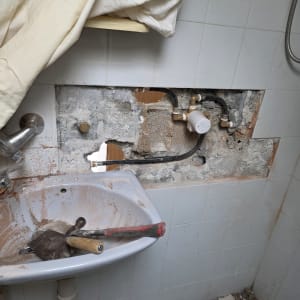 עבודת אינסטלציה עם כיור וכלים