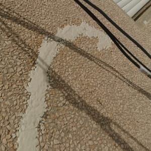 תיקון קיר עם טיח לבן וכבלים שחורים