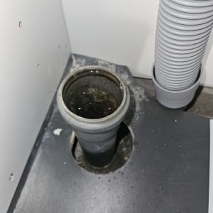 צינור ניקוז וצינור שרשורי מנותק במהלך בדיקת נזילה בבית