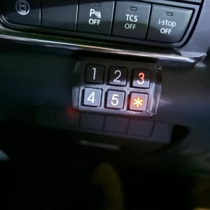 לוח מקשים ברכב עם כפתורים מוארים