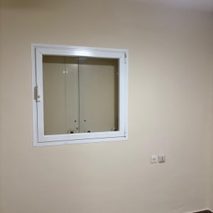 קיר צבוע עם חלון קטן ותקרה