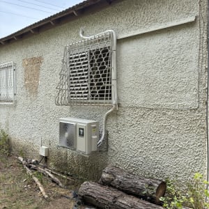 יחידת מיזוג אוויר מותקנת על קיר חיצוני