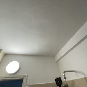 תקרה צבועה, מקלחת עם ראש מקלחת מרובע