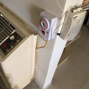 שעון טיימר חשמלי מותקן על קיר ליד חוטים