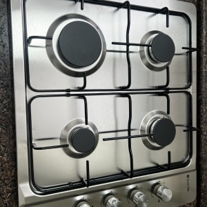כיריים גז עם ארבעה מבערים וכפתורים