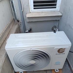 יחידת מיזוג אוויר חיצונית מותקנת ליד חלון