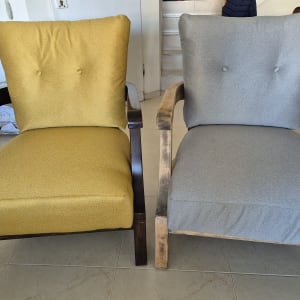 שני כיסאות מרופדים בצבעים שונים