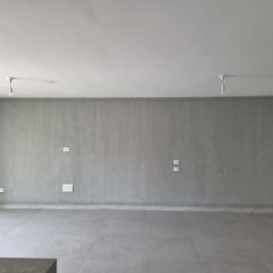חדר ריק עם קיר צבוע ותקרה
