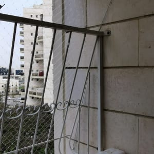 רשת מתוחה למניעת כניסת יונים במרפסת