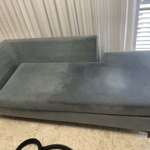 ספה אפורה עם כתמים כהים על המושב